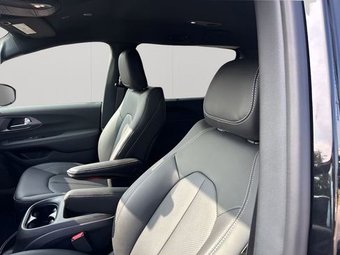 New 2026 Chrysler Pacifica Select FWD image 25