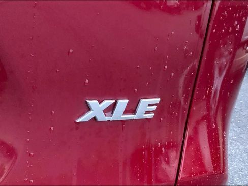 Used 2021 Toyota RAV4 XLE Premium image 9