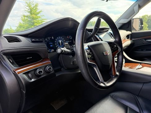 Used 2019 Cadillac Escalade Luxury AWD/4WD image 22