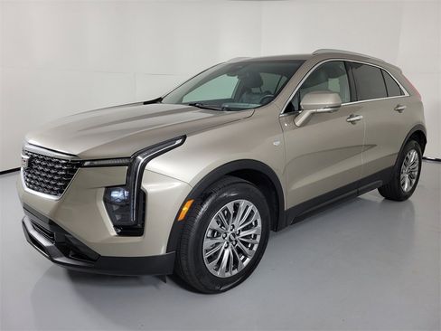 Certified 2025 Cadillac XT4 Premium Luxury image 2