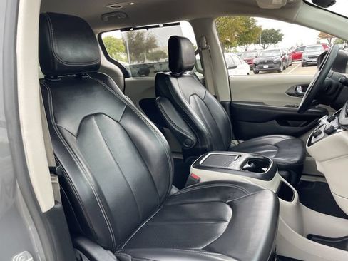Used 2023 Chrysler Pacifica Touring-L FWD image 26