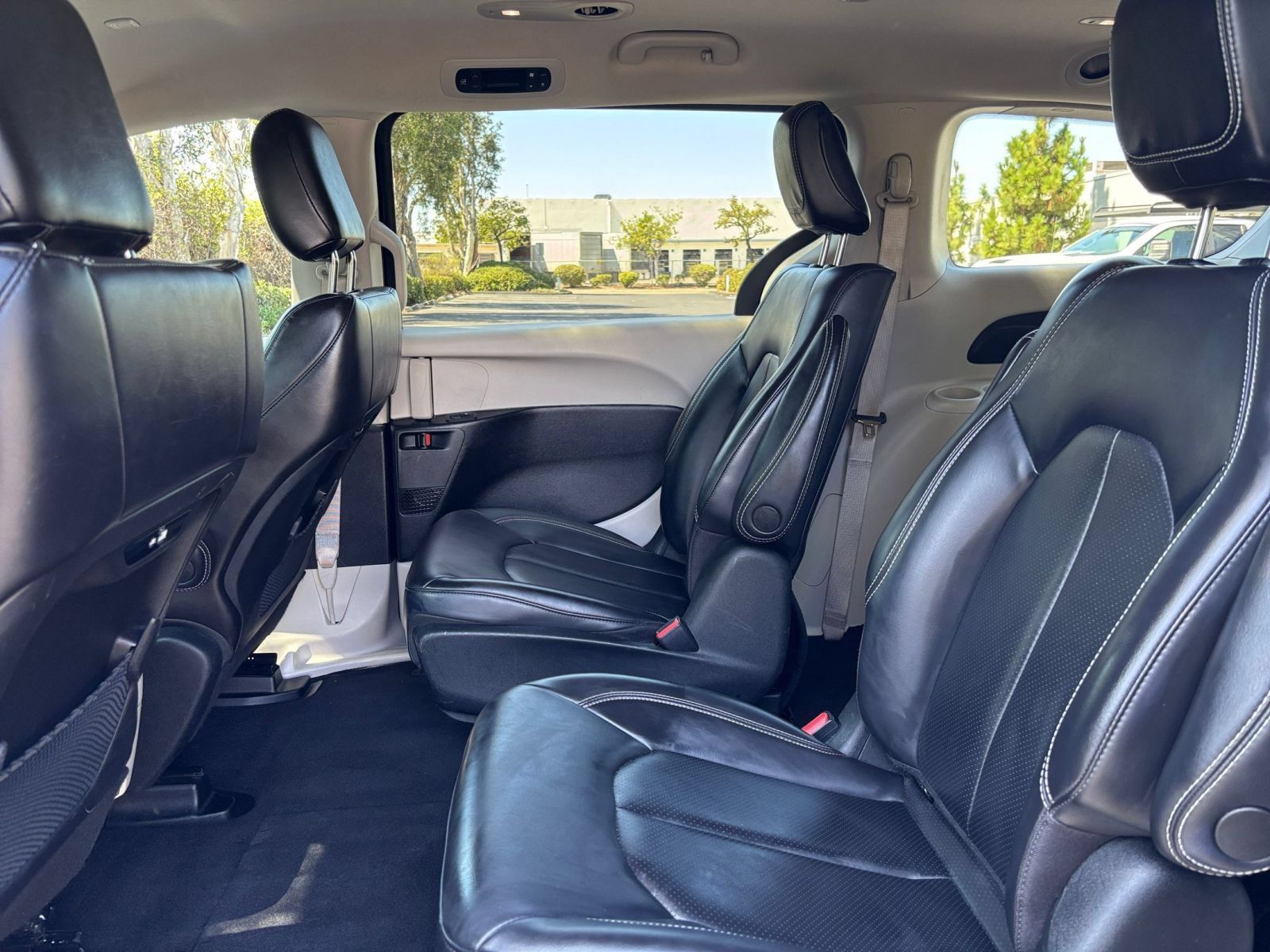Used 2023 Chrysler Pacifica Touring-L FWD image 27