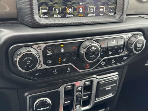 Used 2018 Jeep Wrangler Unlimited Sahara image 25