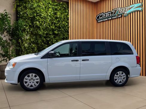 Used 2019 Dodge Grand Caravan SE w/ UConnect Hands-Free Group FWD image 2