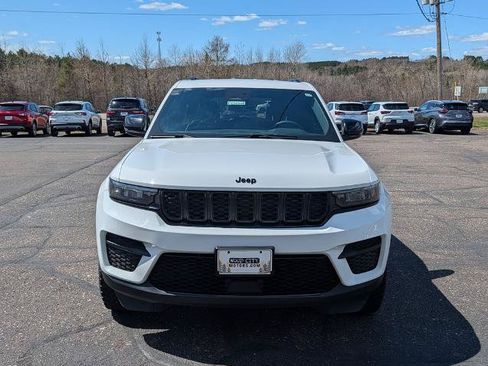 Used 2023 Jeep Grand Cherokee Altitude AWD/4WD image 2