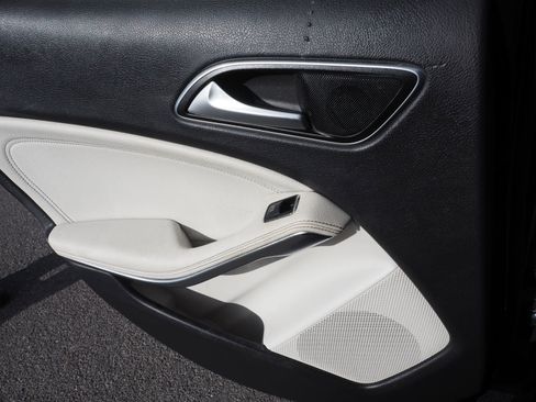 Used 2017 Mercedes-Benz GLA 250 4MATIC image 16