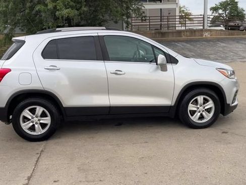 Used 2019 Chevrolet Trax LT w/ LT Convenience Package FWD image 9