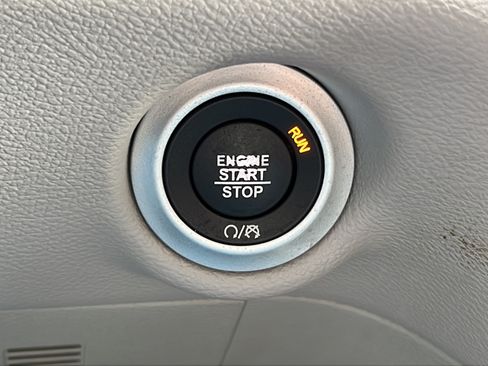 Used 2019 Chrysler Pacifica Touring Plus w/ Advanced Safetytec Group FWD image 22