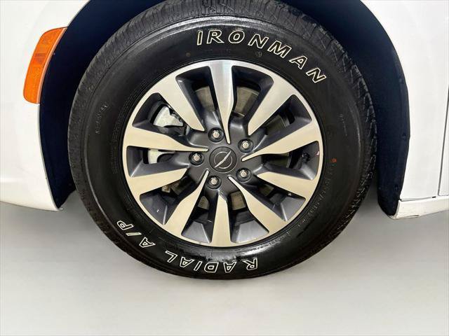 Certified 2024 Chrysler Pacifica Limited FWD image 26