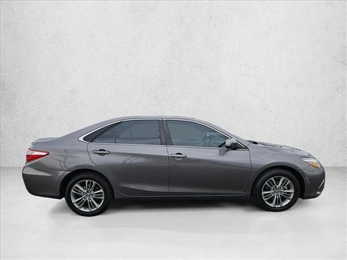 Used 2016 Toyota Camry SE image 3