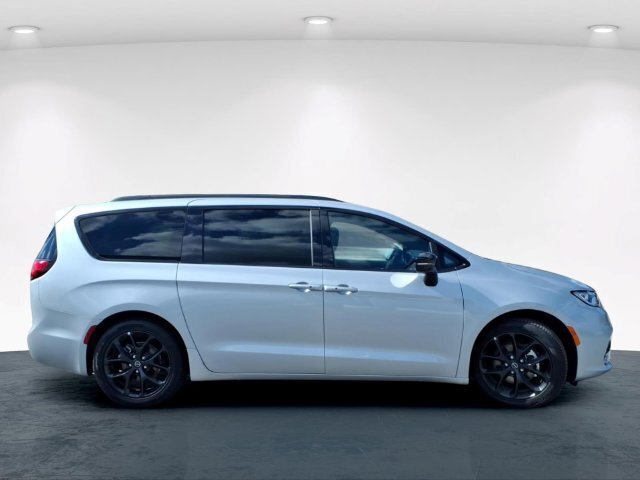 Used 2026 Chrysler Pacifica Limited w/ S Appearance Package FWD image 5