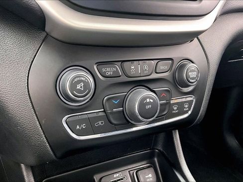Used 2018 Jeep Cherokee Latitude Plus w/ Cold Weather Group AWD/4WD image 31
