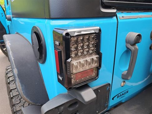 Used 2018 Jeep Wrangler Unlimited Rubicon w/ Connectivity Group image 31