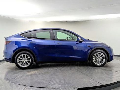 Used 2022 Tesla Model Y Long Range image 8