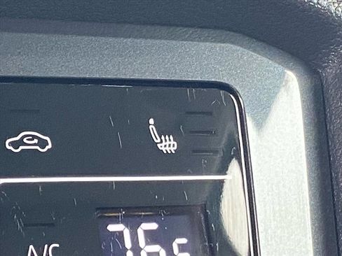 Certified 2022 Volkswagen Tiguan SE image 17