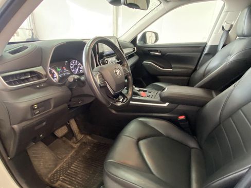 Used 2021 Toyota Highlander XLE AWD/4WD image 23