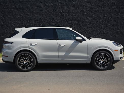 Certified 2026 Porsche Cayenne AWD/4WD image 8
