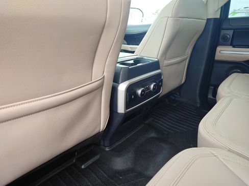 Used 2022 Ford Expedition Limited image 13