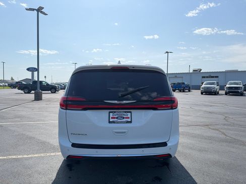 Used 2022 Chrysler Pacifica Touring-L FWD image 7