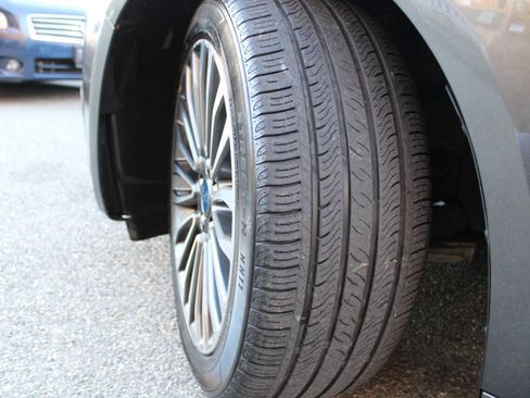 Used 2017 Ford Fusion SE w/ Fusion SE Technology Package image 19