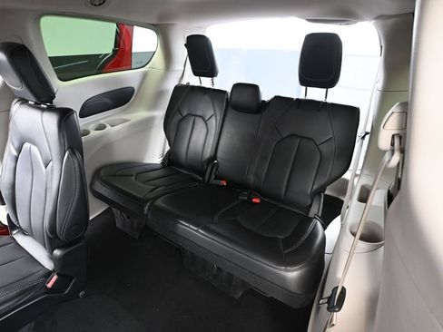 Used 2024 Chrysler Pacifica Touring-L FWD image 39