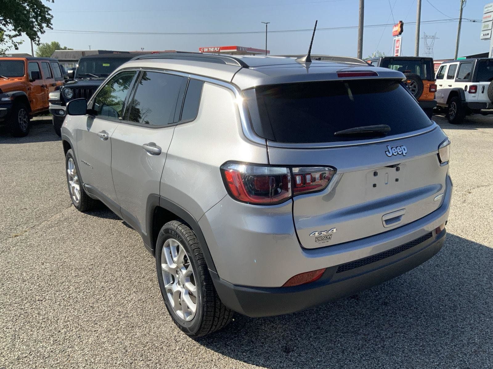 Used 2023 Jeep Compass Latitude AWD/4WD image 9