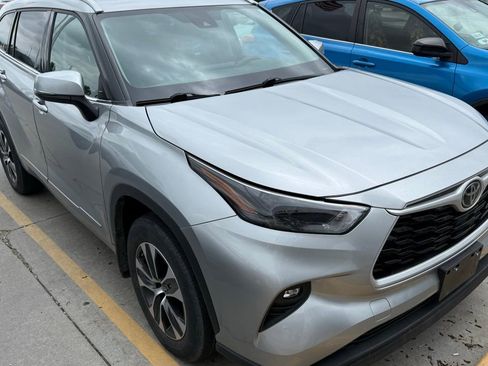 Used 2022 Toyota Highlander XLE AWD/4WD image 5