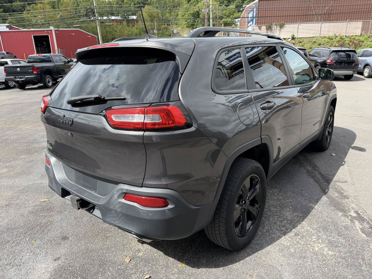 Used 2016 Jeep Cherokee Latitude w/ Cold Weather Group AWD/4WD image 5
