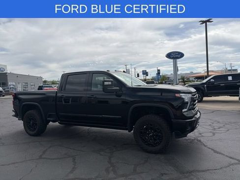 Used 2024 Chevrolet Silverado 2500 High Country w/ Midnight Edition AWD/4WD image 3