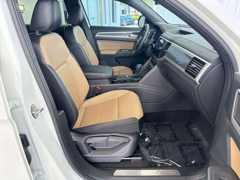 Certified 2022 Volkswagen Atlas Cross Sport SE w/ Panoramic Sunroof Package FWD image 28