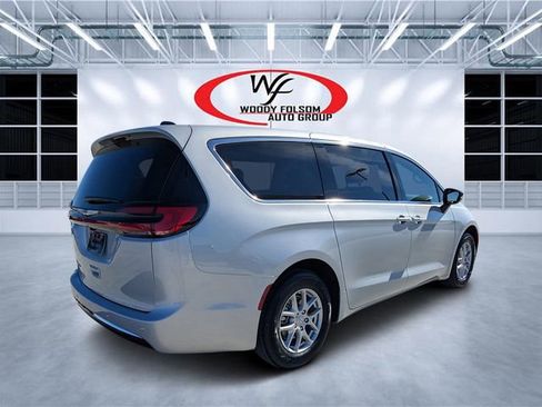 New 2026 Chrysler Pacifica Select image 3