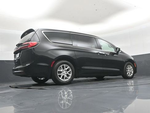 Used 2025 Chrysler Pacifica Select image 39