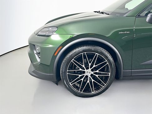 Certified 2025 Porsche Macan Electric image 11