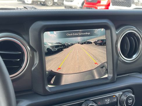 Used 2023 Jeep Gladiator Overland w/ Cold Weather Group AWD/4WD image 21