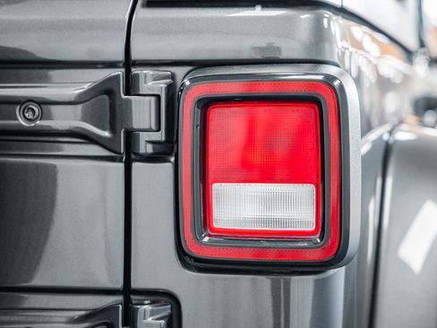 Used 2018 Jeep Wrangler Unlimited Sahara image 18