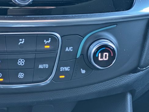 Used 2023 Chevrolet Traverse LT image 30