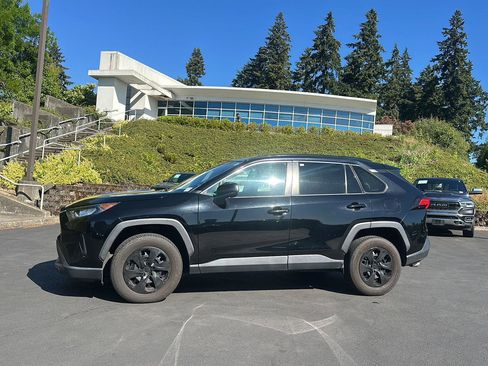 Used 2020 Toyota RAV4 LE AWD/4WD image 3