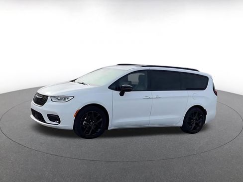 Used 2025 Chrysler Pacifica Limited image 8