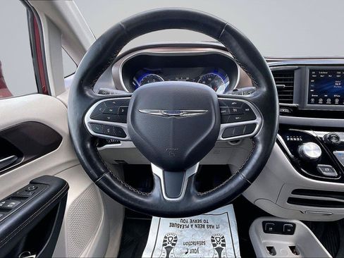 Used 2019 Chrysler Pacifica Touring-L w/ Tire & Wheel Group FWD image 6