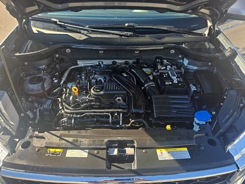 Used 2023 Volkswagen Taos SE w/ Panoramic Sunroof Package image 13