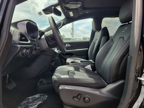 New 2026 Chrysler Pacifica Select image 12