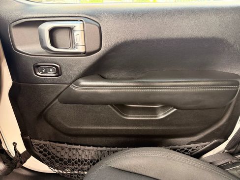 Used 2019 Jeep Wrangler Unlimited Sahara AWD/4WD image 26