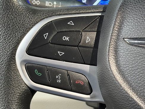 Used 2017 Chrysler Pacifica Touring image 34