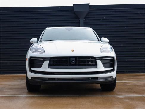 Certified 2025 Porsche Macan AWD/4WD image 10