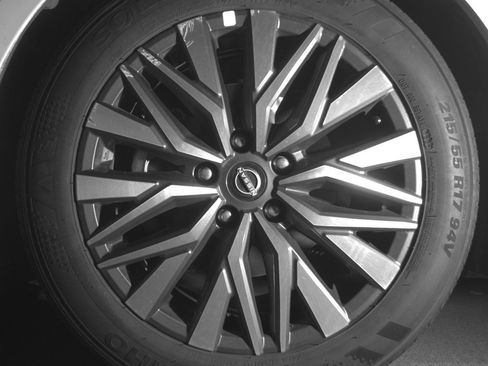 Used 2025 Nissan Altima 2.5 SV FWD image 12