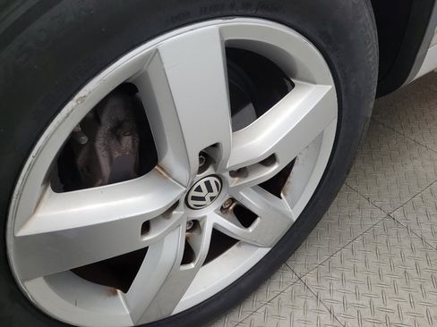 Used 2014 Volkswagen Touareg Lux image 31