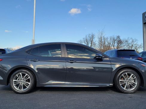 Used 2025 Toyota Camry SE image 6
