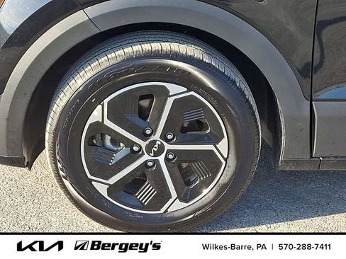 Certified 2025 Kia Niro LX image 10