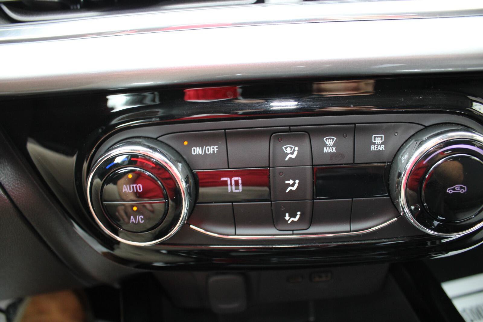 Used 2025 Chevrolet Trax LT FWD image 20