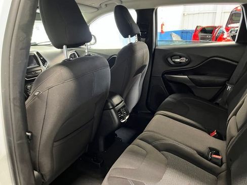 Used 2019 Jeep Cherokee Latitude w/ Popular Appearance Group FWD image 17